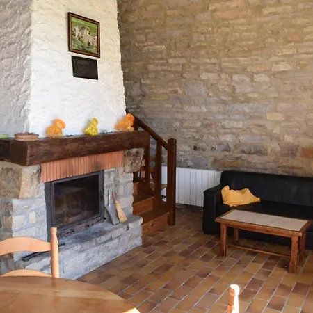 Du Dolmen De L'hom Holiday home