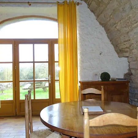 Du Dolmen De L'hom Holiday home *