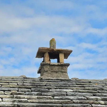 Du Dolmen De L'hom Holiday home *